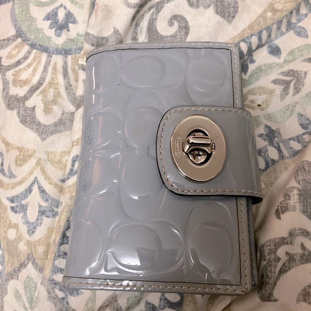 Nwot Coach beautiful lilac leather inside, while outside is the shiny blgrey